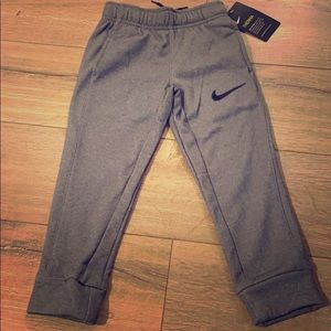 Boys Nike therma sweatpants